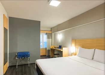 Double room with partial sea view - queen-size bed