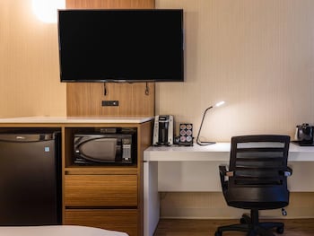 Room 1 King Bed, 1st Floor