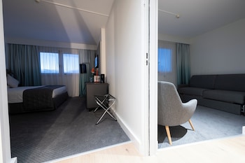 Suite, 1 Queen Bed, City View