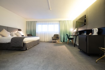 Suite, 1 Queen Bed, City View