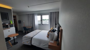 Suite, 1 Queen Bed, City View