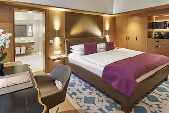 Deluxe Room, 1 King Bed (Grand)