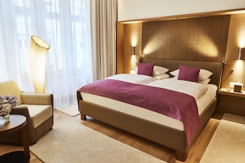 Deluxe Room, 1 King Bed (Grand)