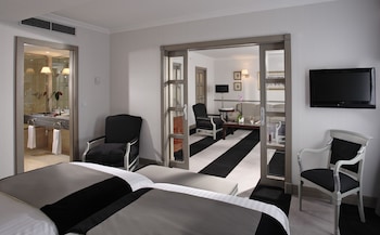 Grand Suite (The Level Lounge Access)