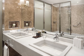 Grand Suite (The Level Lounge Access)