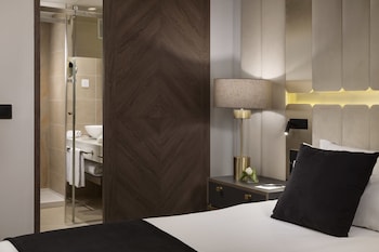 Deluxe Room (The Level Lounge Access)