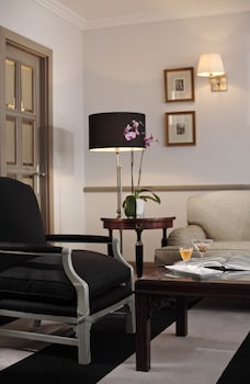 Grand Suite (The Level Lounge Access)
