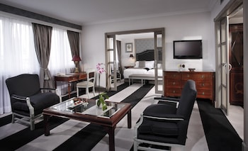 Grand Suite (The Level Lounge Access)