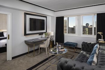 Junior Suite (The Level Lounge Acces)