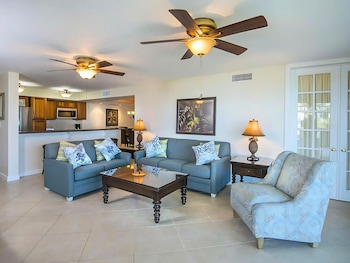 Single Level Villa with 1 Queen and 2 Twin Beds