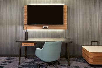 Room, 1 King Bed, Hearing Accessible (Accessible Bathtub)