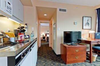 Deluxe Suite, 1 Queen Bed, Corner