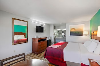 Room, 1 King Bed, Smoking, Jetted Tub