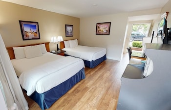 Signature Room, 2 Queen Beds Ground Floor, Patio (2 Queen Beds nonsmoking)