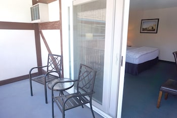 Signature Room, 1 King Bed Upstairs, Balcony (1 king bed nonsmoking)