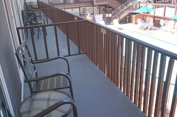 Signature Room, 1 King Bed Upstairs, Balcony (1 king bed nonsmoking)