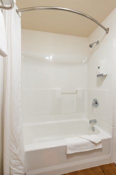 Standard Room, 1 Queen Bed Upstairs (1 Queen Bed Nonsmoking)