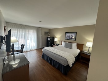 Signature Room, 1 King Bed Ground Floor, Patio (1 king bed nonsmoking)