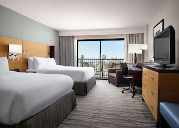 Deluxe Room, 2 Queen Beds, Partial Ocean View