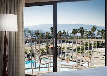 Superior Room, 1 King Bed, Pool View