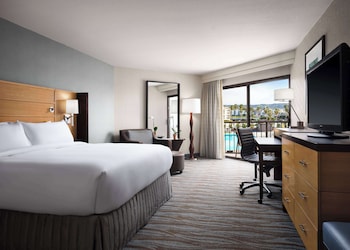 Superior Room, 1 King Bed, Pool View