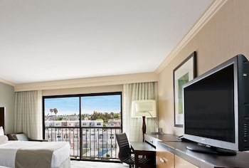 Deluxe Room, 2 Queen Beds, Partial Ocean View