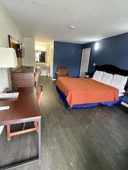 Room, 1 King Bed, Smoking
