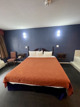 Room, 1 King Bed, Smoking, Jetted Tub