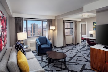 Suite, 1 King Bed, City View, Corner