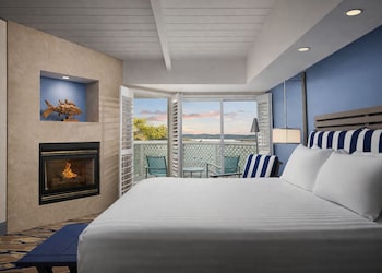 Deluxe Partial Bay View 1 King Balcony