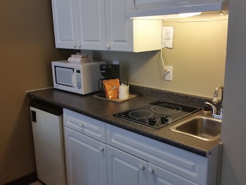 1 Queen + Kitchenette Non-Pet friendly