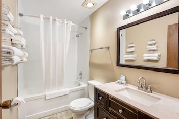 3 Queen Beds (Pool Level) Non-pet friendly