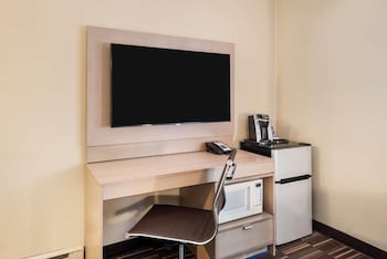 1 Queen 1 Bunkbed Non-pet friendly
