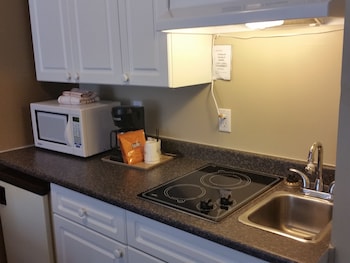 2 Queen Beds + Kitchenette Non-pet friendly