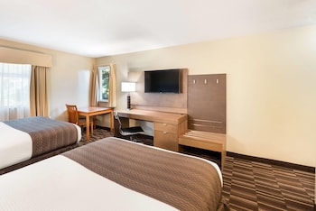 2 Queen Beds + Kitchenette Non-pet friendly