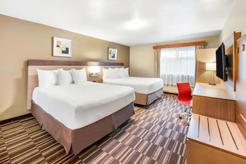 3 Queen Beds (Pool Level) Non-pet friendly