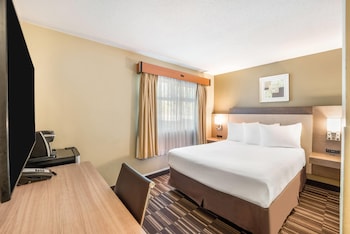 1 Queen 1 Bunkbed Non-pet friendly