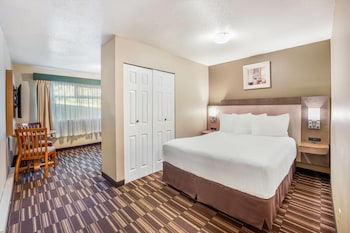 3 Queen Beds (Pool Level) Non-pet friendly