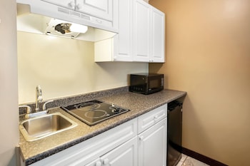 2 Queen Beds + Kitchenette Non-pet friendly