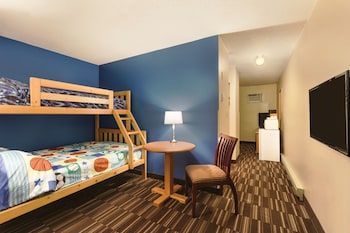 1 Queen 1 Bunkbed Non-pet friendly
