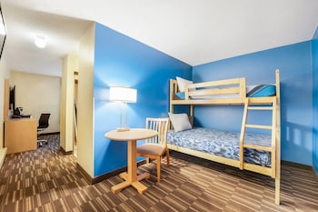 1 Queen 1 Bunkbed Non-pet friendly