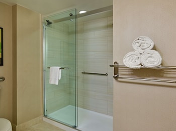 Suite, 1 King Bed, Accessible