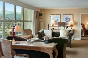 Basic Suite, 1 King Bed (1 Bedroom)