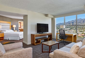 Suite, 1 King Bed, Executive Level (1 Bedroom)