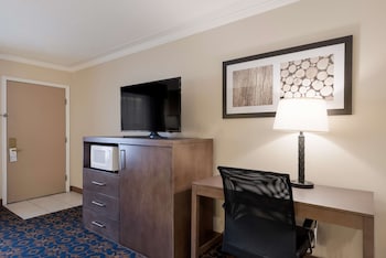 Standard Room, 1 King Bed, Non Smoking, Jetted Tub