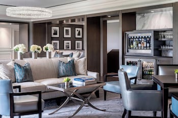 Club Room, 1 King Bed, Balcony
