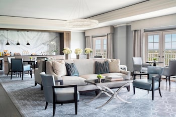 Club Room, 1 King Bed, Balcony