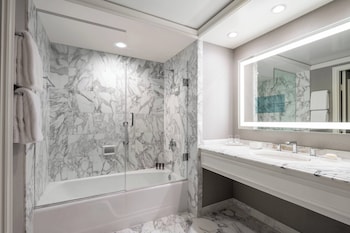 Premier Room, 1 King Bed, Balcony (High Floor)