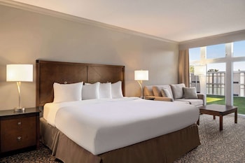 Business Room, 1 King Bed, Non Smoking (Stair Access Only)
