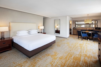 Suite, 1 King Bed, Corner